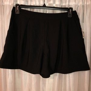 Black Flowy Shorts w/ Zipper • L • Charlotte Russe